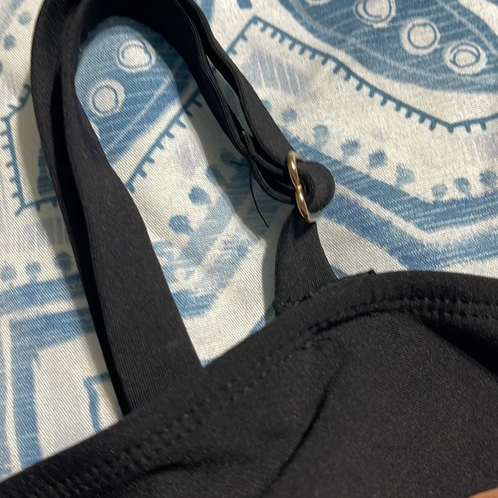 6/$20 New women’s L swim top